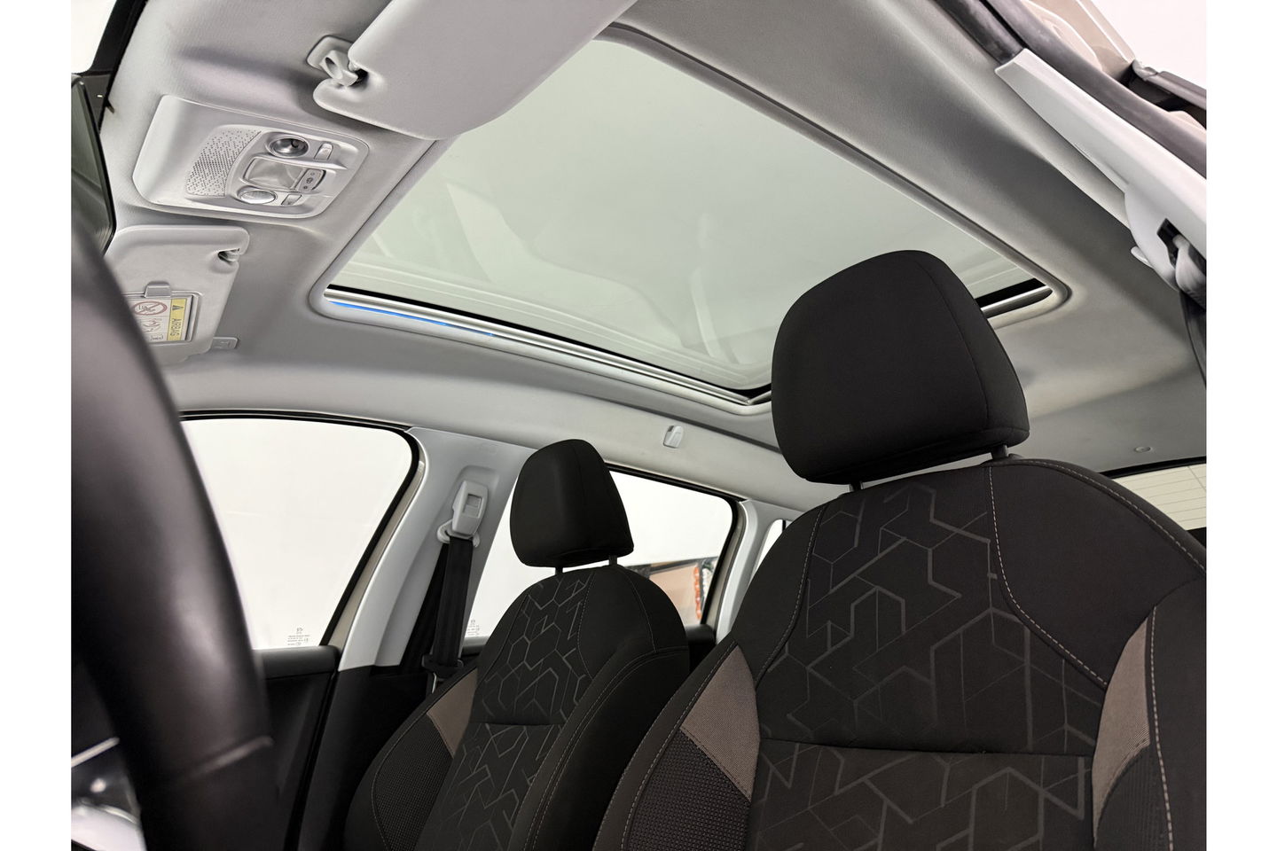 Peugeot 2008 1.2 PureTech Pano Airco Trekhaak LED Navigatie Parkeersensoren 16"LMV