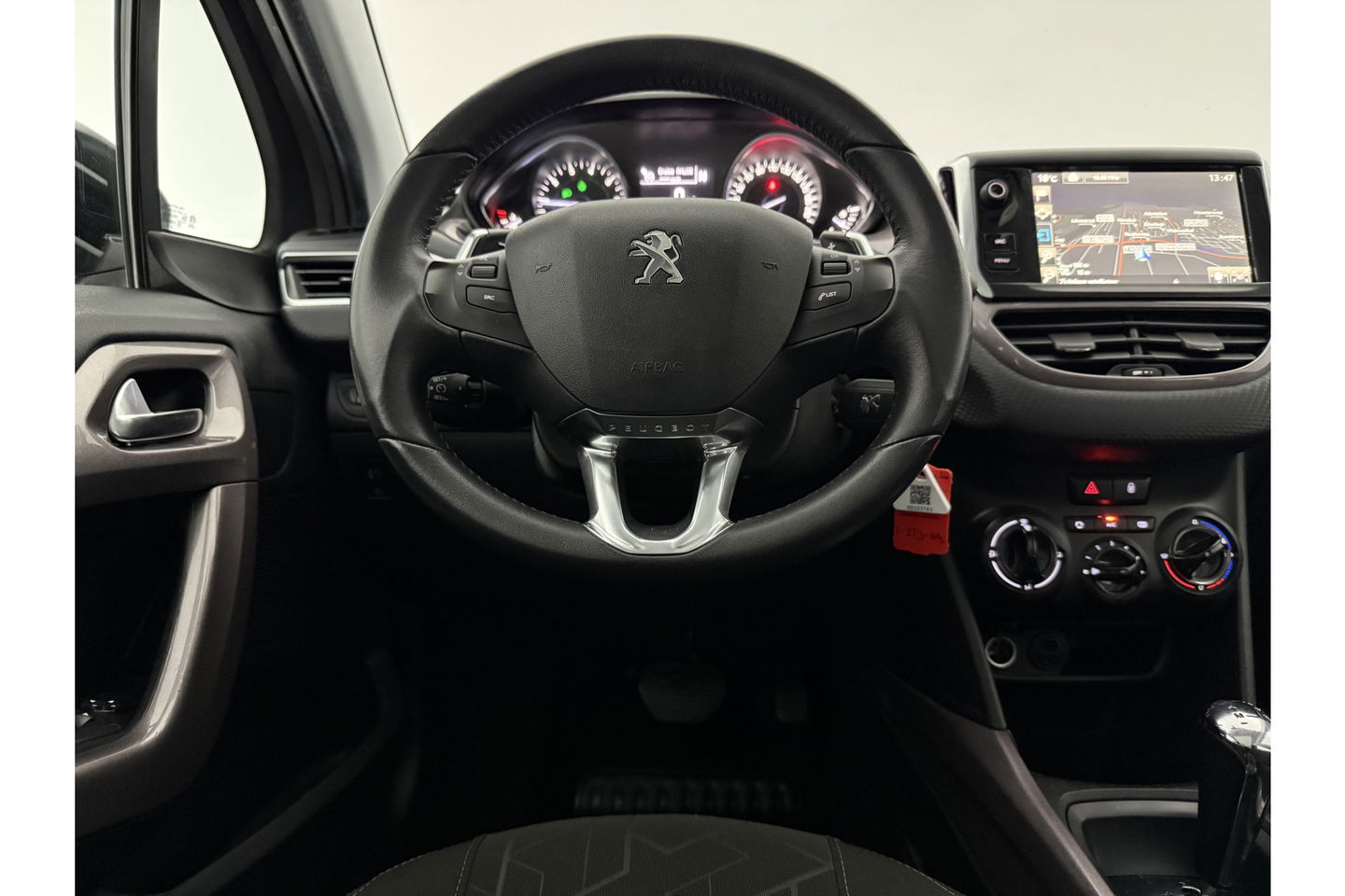 Peugeot 2008 1.2 PureTech Pano Airco Trekhaak LED Navigatie Parkeersensoren 16"LMV
