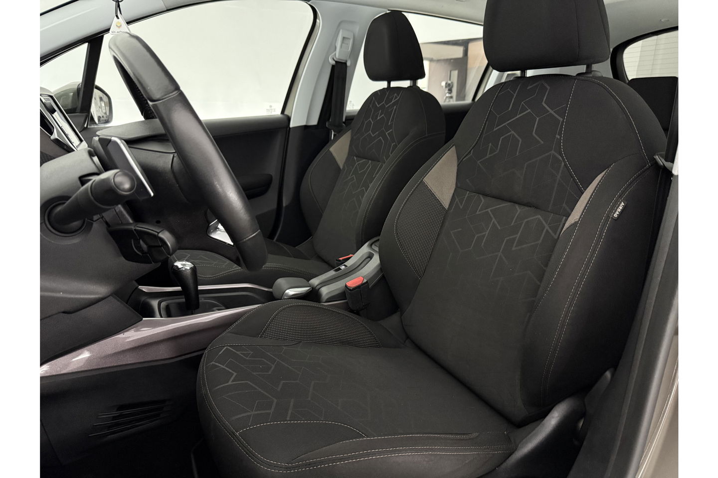 Peugeot 2008 1.2 PureTech Pano Airco Trekhaak LED Navigatie Parkeersensoren 16"LMV