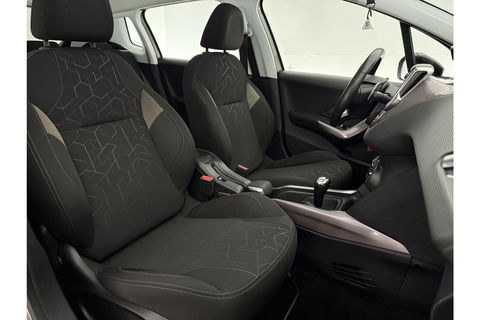 Peugeot 2008 1.2 PureTech Pano Airco Trekhaak LED Navigatie Parkeersensoren 16"LMV