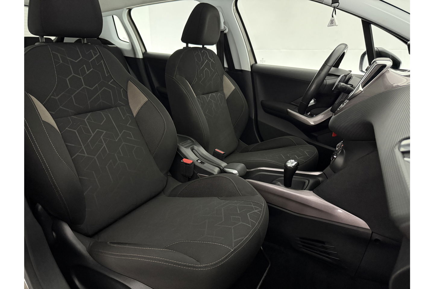 Peugeot 2008 1.2 PureTech Pano Airco Trekhaak LED Navigatie Parkeersensoren 16"LMV