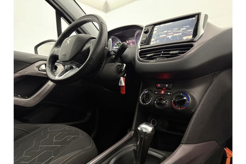 Peugeot 2008 1.2 PureTech Pano Airco Trekhaak LED Navigatie Parkeersensoren 16"LMV