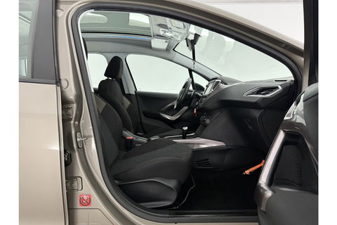 Peugeot 2008 1.2 PureTech Pano Airco Trekhaak LED Navigatie Parkeersensoren 16"LMV