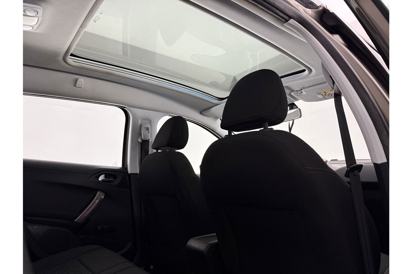 Peugeot 2008 1.2 PureTech Pano Airco Trekhaak LED Navigatie Parkeersensoren 16"LMV