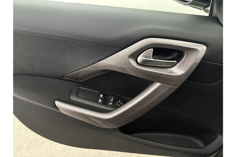 Peugeot 2008 1.2 PureTech Pano Airco Trekhaak LED Navigatie Parkeersensoren 16"LMV