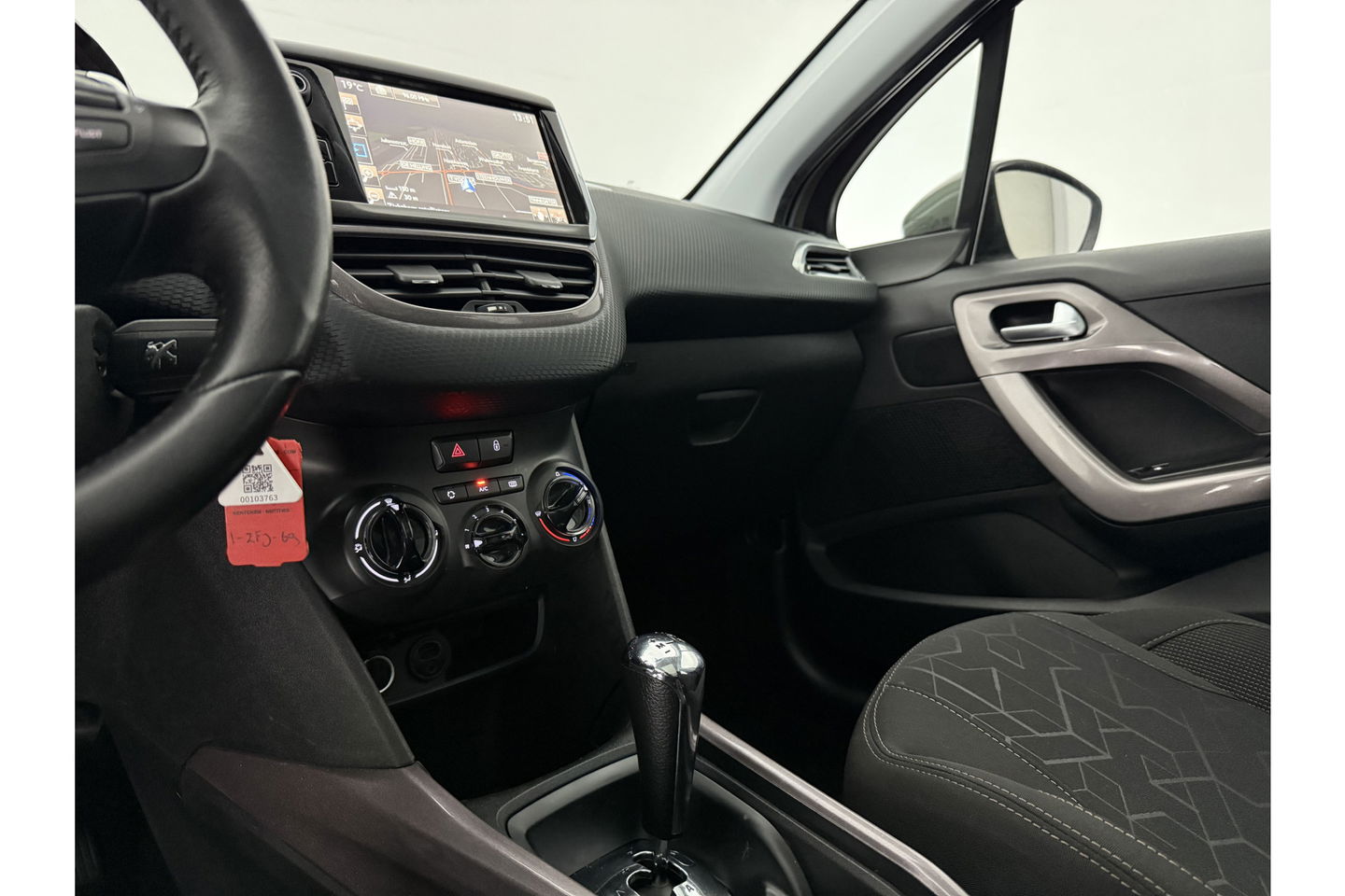 Peugeot 2008 1.2 PureTech Pano Airco Trekhaak LED Navigatie Parkeersensoren 16"LMV