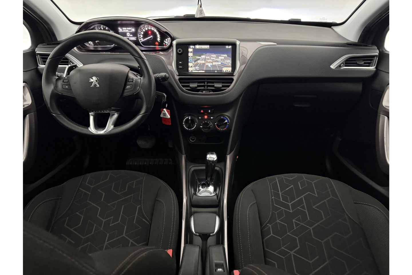 Peugeot 2008 1.2 PureTech Pano Airco Trekhaak LED Navigatie Parkeersensoren 16"LMV