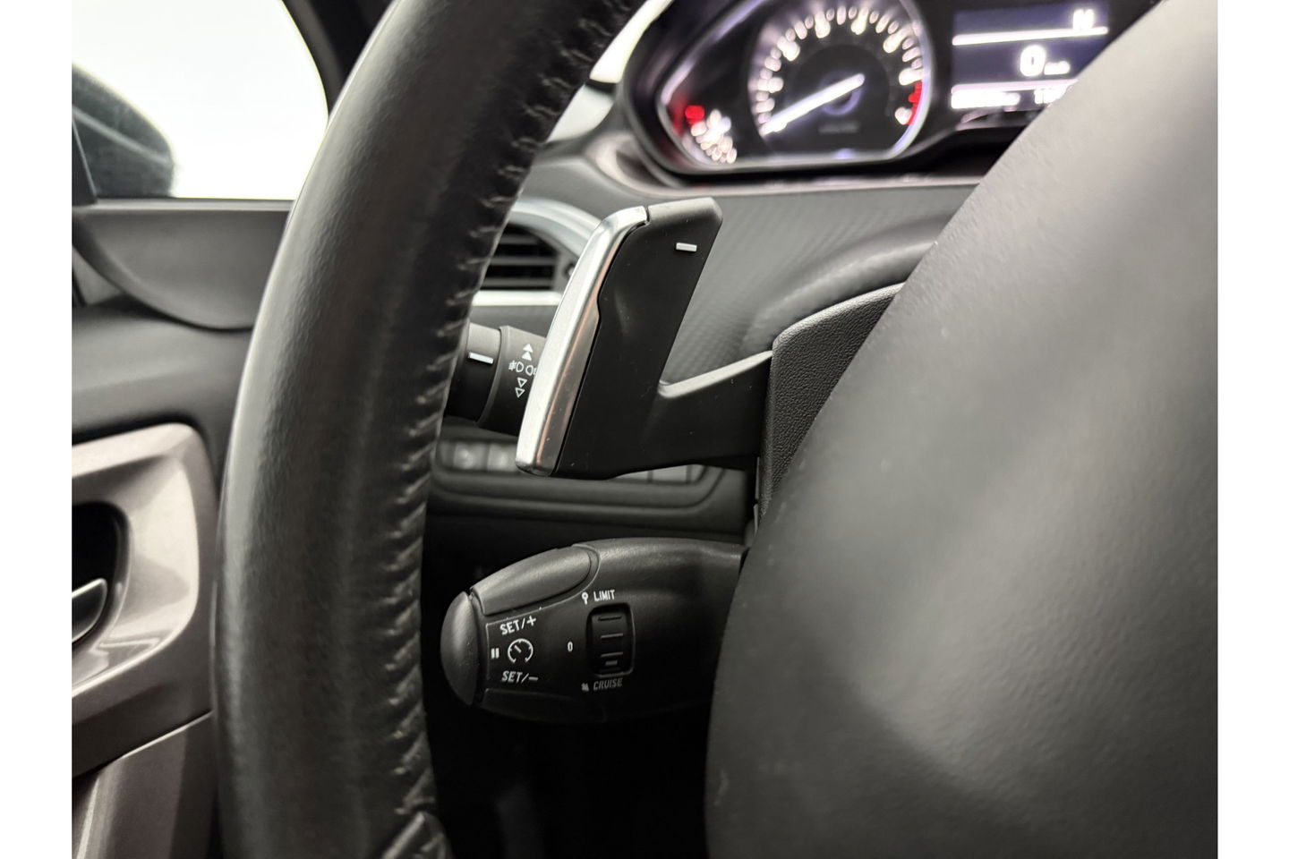Peugeot 2008 1.2 PureTech Pano Airco Trekhaak LED Navigatie Parkeersensoren 16"LMV