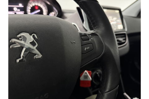 Peugeot 2008 1.2 PureTech Pano Airco Trekhaak LED Navigatie Parkeersensoren 16"LMV