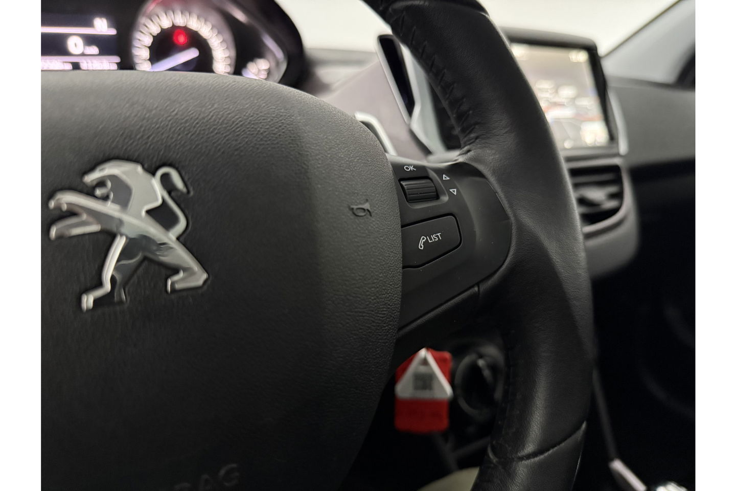 Peugeot 2008 1.2 PureTech Pano Airco Trekhaak LED Navigatie Parkeersensoren 16"LMV