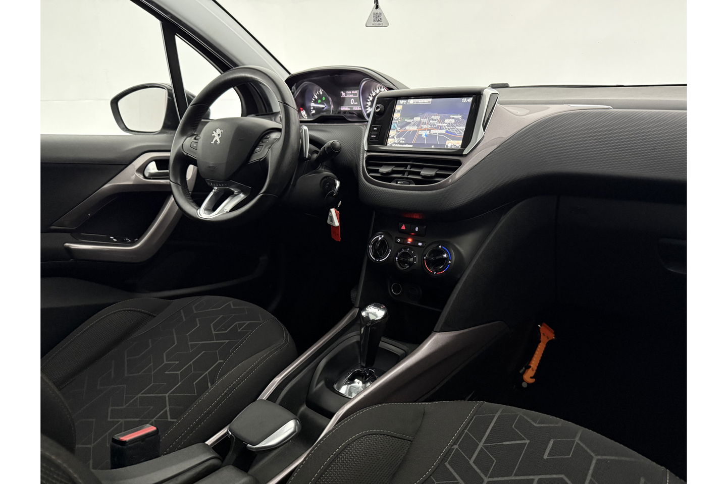 Peugeot 2008 1.2 PureTech Pano Airco Trekhaak LED Navigatie Parkeersensoren 16"LMV