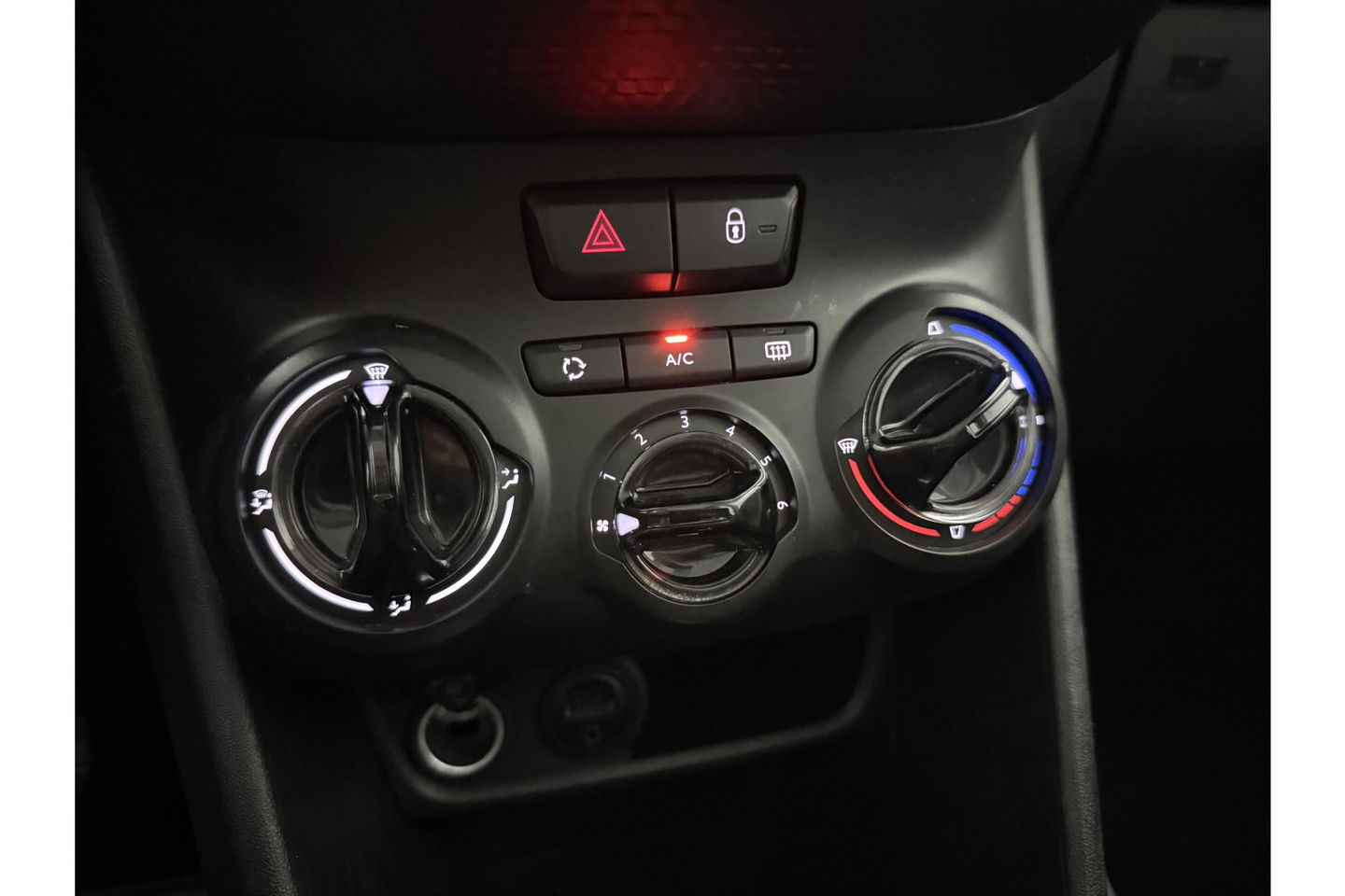 Peugeot 2008 1.2 PureTech Pano Airco Trekhaak LED Navigatie Parkeersensoren 16"LMV