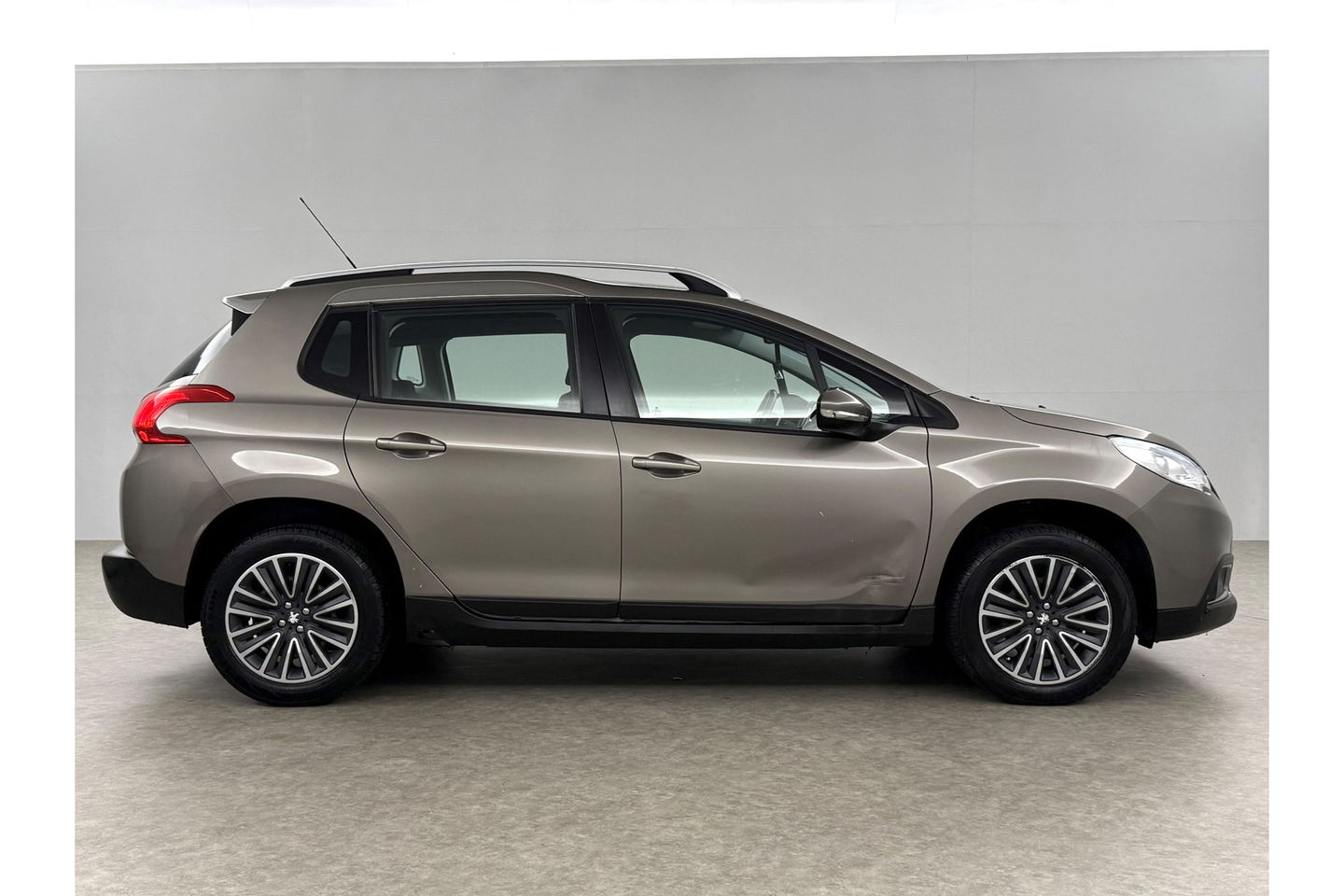 Peugeot 2008 1.2 PureTech Pano Airco Trekhaak LED Navigatie Parkeersensoren 16"LMV
