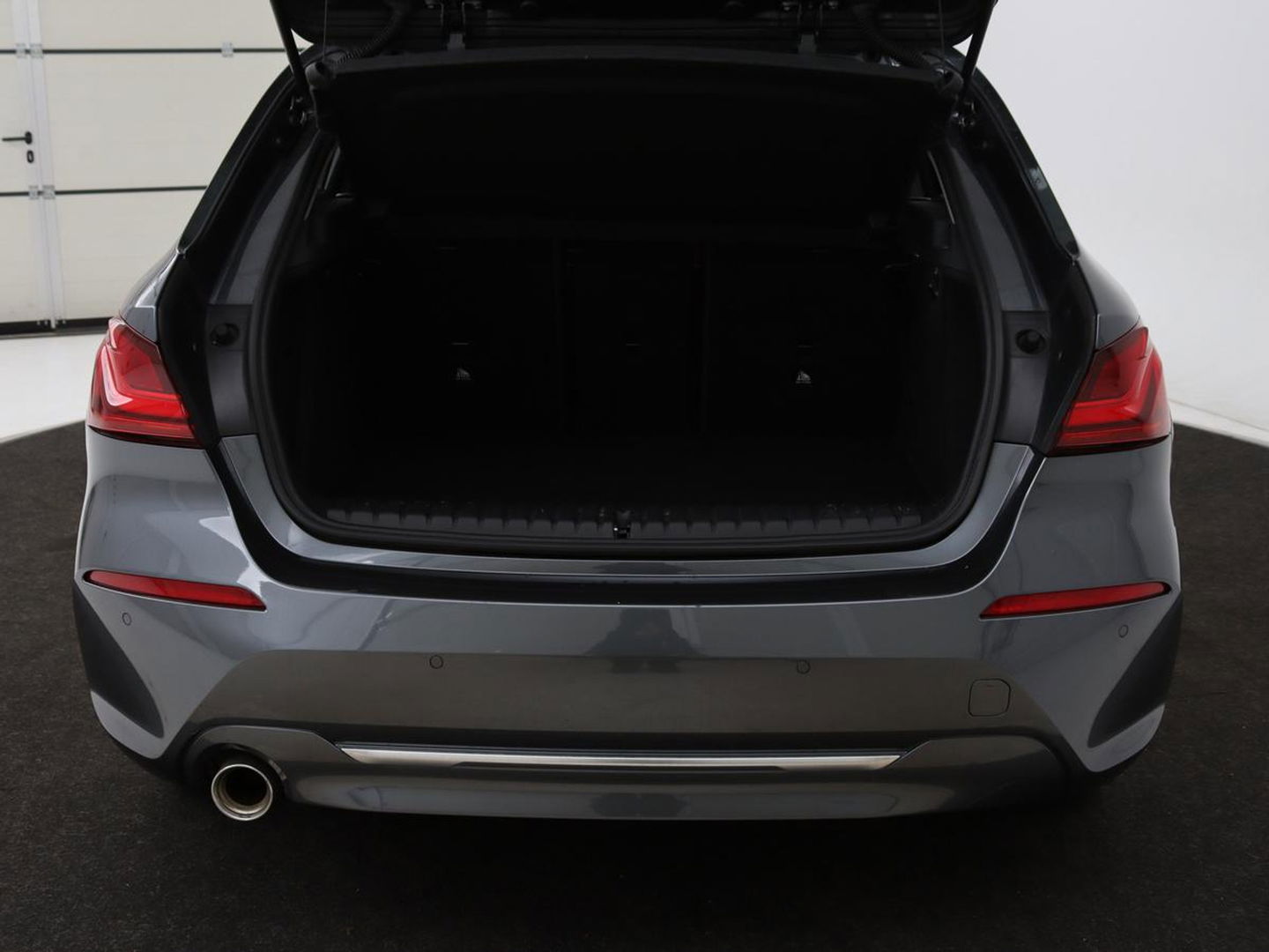 BMW 1-serie 118i Business Edition | Luxury Line | Panoramadak | Leder | Stoel & stuurverwarming | Camera | Carplay | Full LED | Live Cockpit | Navigatie | HiFi System | Parkeerhulp | Climate control
