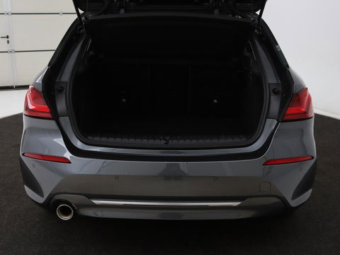 BMW 1-serie 118i Business Edition | Luxury Line | Panoramadak | Leder | Stoel & stuurverwarming | Camera | Carplay | Full LED | Live Cockpit | Navigatie | HiFi System | Parkeerhulp | Climate control