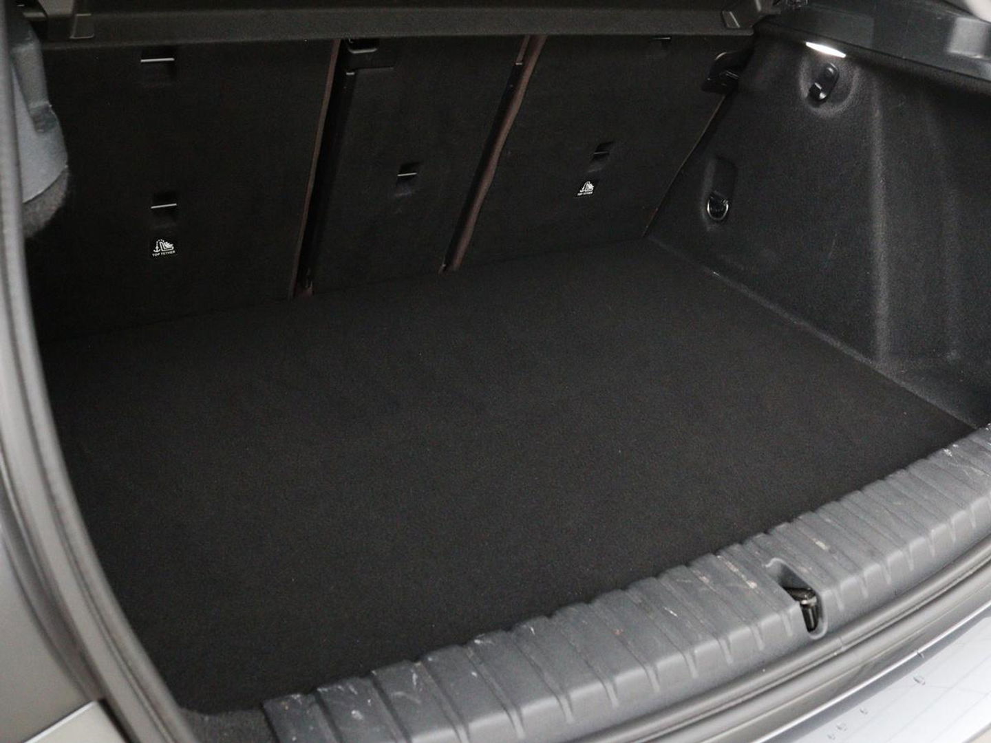 BMW 1-serie 118i Business Edition | Luxury Line | Panoramadak | Leder | Stoel & stuurverwarming | Camera | Carplay | Full LED | Live Cockpit | Navigatie | HiFi System | Parkeerhulp | Climate control