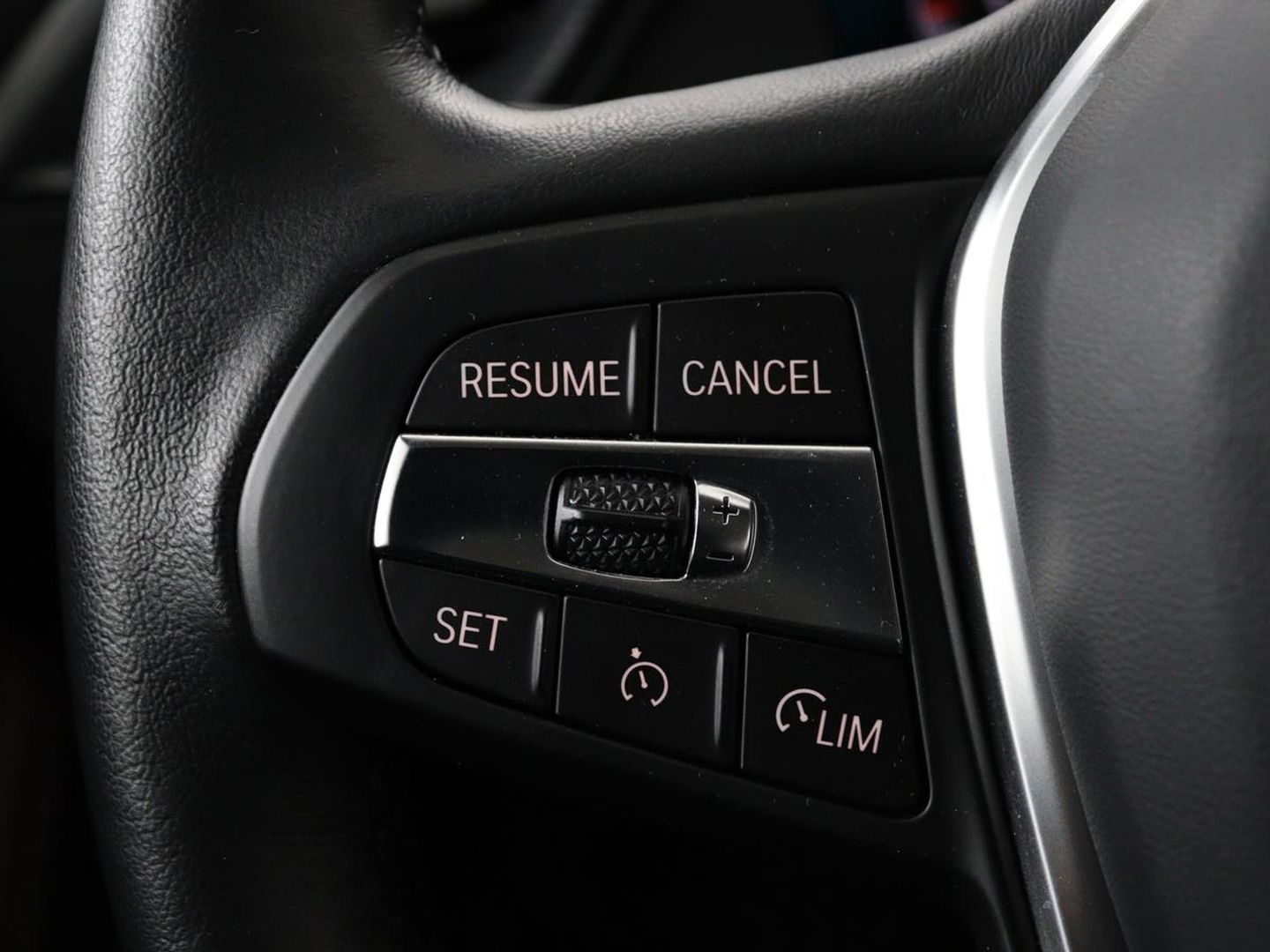 BMW 1-serie 118i Business Edition | Luxury Line | Panoramadak | Leder | Stoel & stuurverwarming | Camera | Carplay | Full LED | Live Cockpit | Navigatie | HiFi System | Parkeerhulp | Climate control