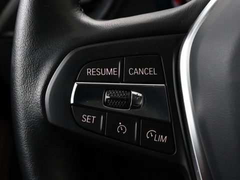 BMW 1-serie 118i Business Edition | Luxury Line | Panoramadak | Leder | Stoel & stuurverwarming | Camera | Carplay | Full LED | Live Cockpit | Navigatie | HiFi System | Parkeerhulp | Climate control