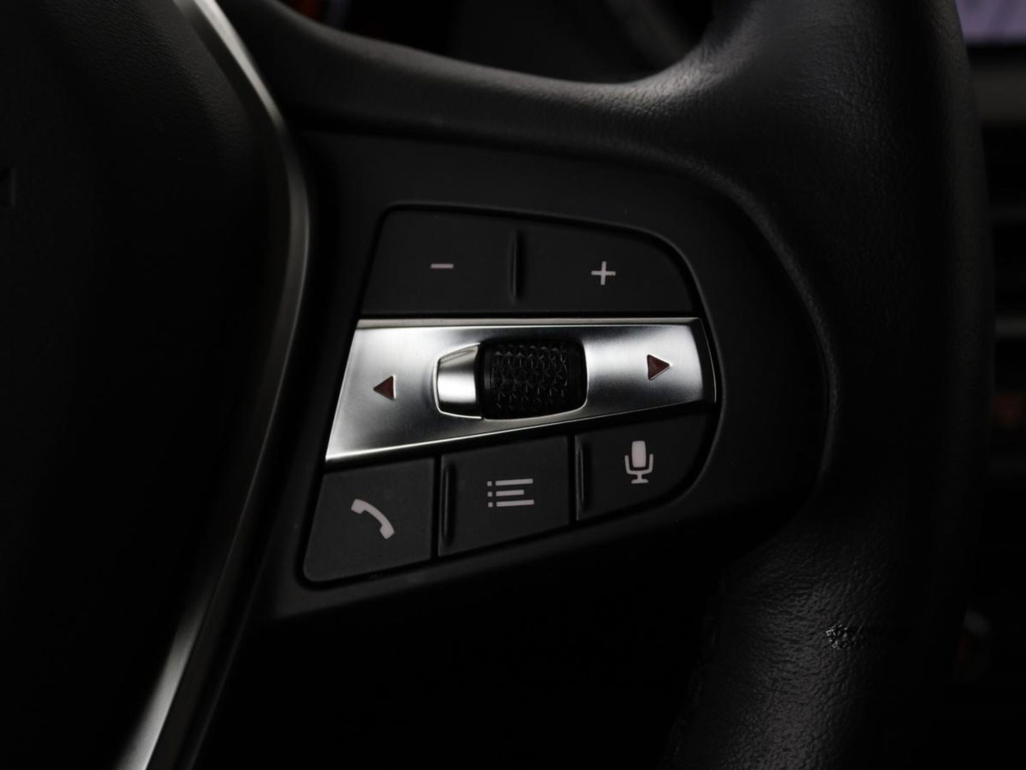 BMW 1-serie 118i Business Edition | Luxury Line | Panoramadak | Leder | Stoel & stuurverwarming | Camera | Carplay | Full LED | Live Cockpit | Navigatie | HiFi System | Parkeerhulp | Climate control