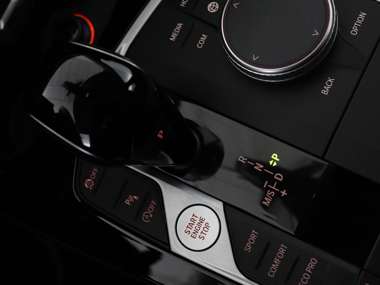 BMW 1-serie 118i Business Edition | Luxury Line | Panoramadak | Leder | Stoel & stuurverwarming | Camera | Carplay | Full LED | Live Cockpit | Navigatie | HiFi System | Parkeerhulp | Climate control