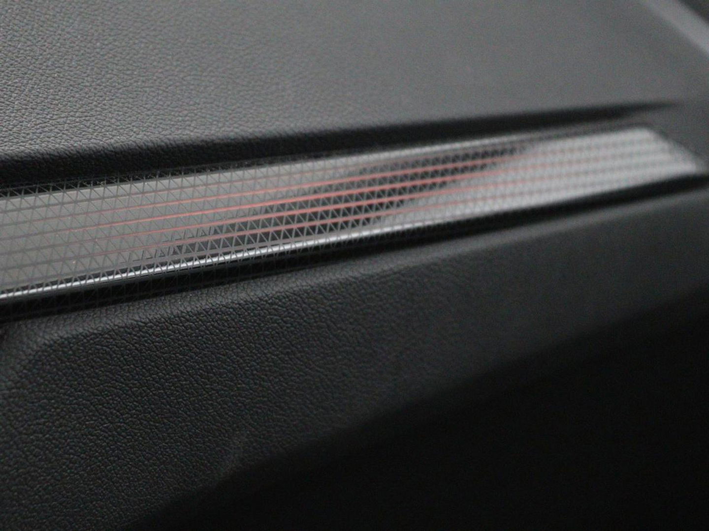 BMW 1-serie 118i Business Edition | Luxury Line | Panoramadak | Leder | Stoel & stuurverwarming | Camera | Carplay | Full LED | Live Cockpit | Navigatie | HiFi System | Parkeerhulp | Climate control