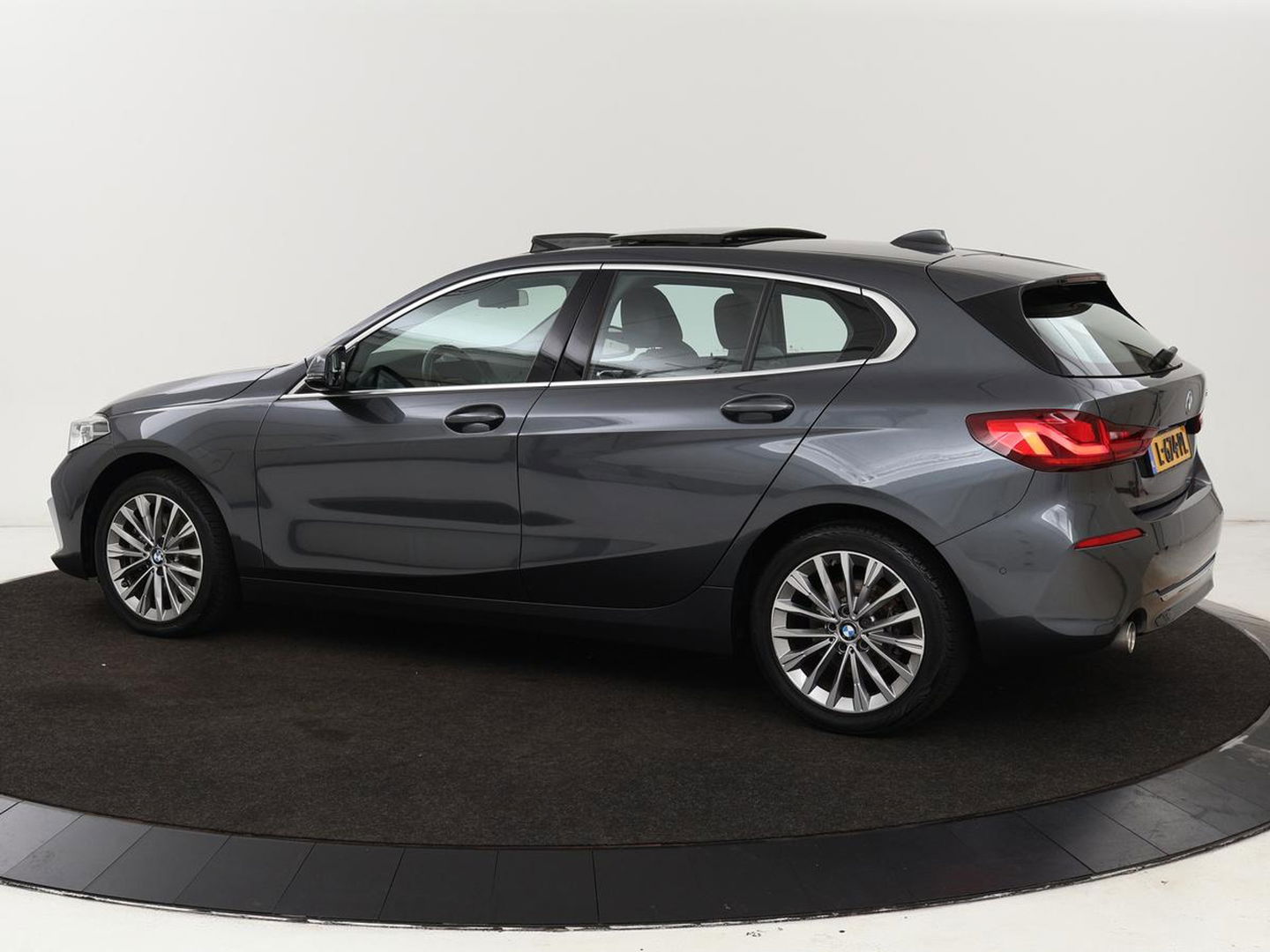 BMW 1-serie 118i Business Edition | Luxury Line | Panoramadak | Leder | Stoel & stuurverwarming | Camera | Carplay | Full LED | Live Cockpit | Navigatie | HiFi System | Parkeerhulp | Climate control