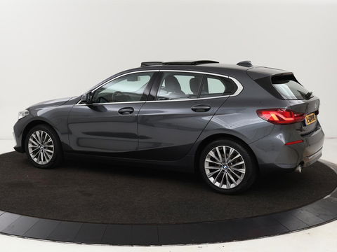 BMW 1-serie 118i Business Edition | Luxury Line | Panoramadak | Leder | Stoel & stuurverwarming | Camera | Carplay | Full LED | Live Cockpit | Navigatie | HiFi System | Parkeerhulp | Climate control