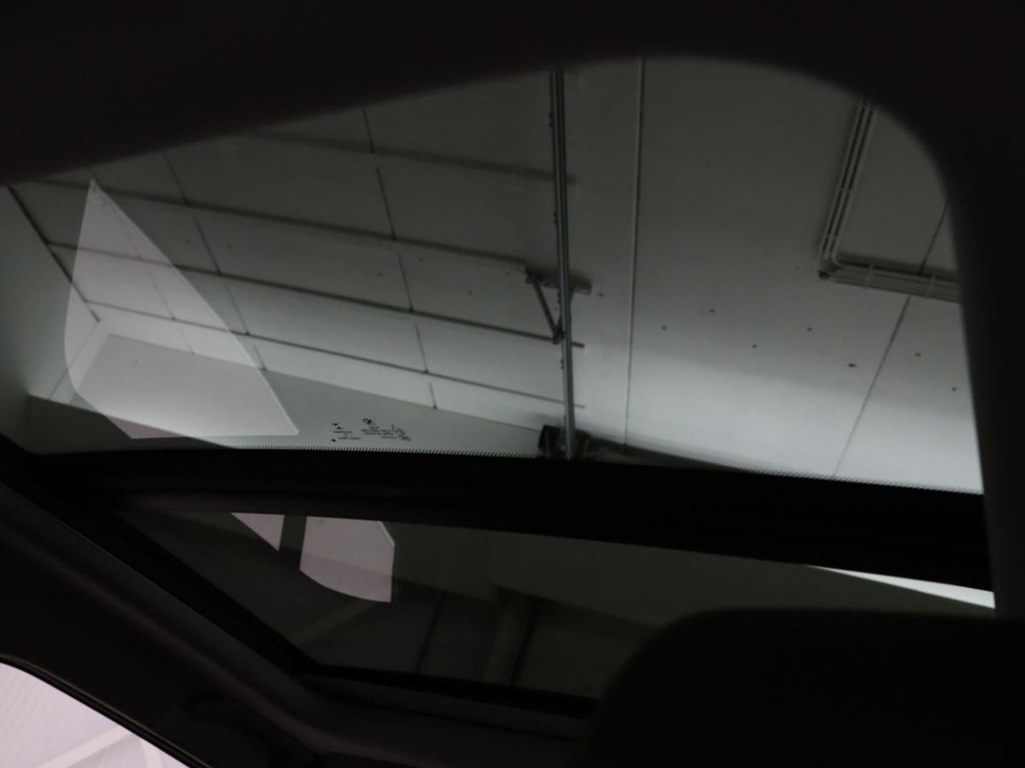 BMW 1-serie 118i Business Edition | Luxury Line | Panoramadak | Leder | Stoel & stuurverwarming | Camera | Carplay | Full LED | Live Cockpit | Navigatie | HiFi System | Parkeerhulp | Climate control