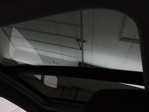 BMW 1-serie 118i Business Edition | Luxury Line | Panoramadak | Leder | Stoel & stuurverwarming | Camera | Carplay | Full LED | Live Cockpit | Navigatie | HiFi System | Parkeerhulp | Climate control