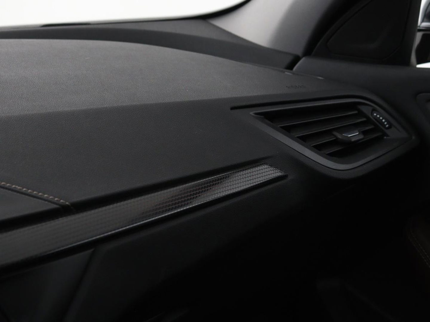 BMW 1-serie 118i Business Edition | Luxury Line | Panoramadak | Leder | Stoel & stuurverwarming | Camera | Carplay | Full LED | Live Cockpit | Navigatie | HiFi System | Parkeerhulp | Climate control
