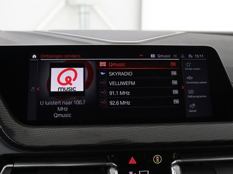 BMW 1-serie 118i Business Edition | Luxury Line | Panoramadak | Leder | Stoel & stuurverwarming | Camera | Carplay | Full LED | Live Cockpit | Navigatie | HiFi System | Parkeerhulp | Climate control