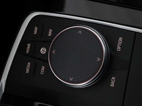 BMW 1-serie 118i Business Edition | Luxury Line | Panoramadak | Leder | Stoel & stuurverwarming | Camera | Carplay | Full LED | Live Cockpit | Navigatie | HiFi System | Parkeerhulp | Climate control