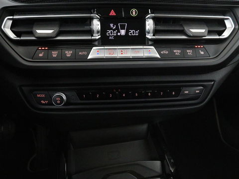BMW 1-serie 118i Business Edition | Luxury Line | Panoramadak | Leder | Stoel & stuurverwarming | Camera | Carplay | Full LED | Live Cockpit | Navigatie | HiFi System | Parkeerhulp | Climate control