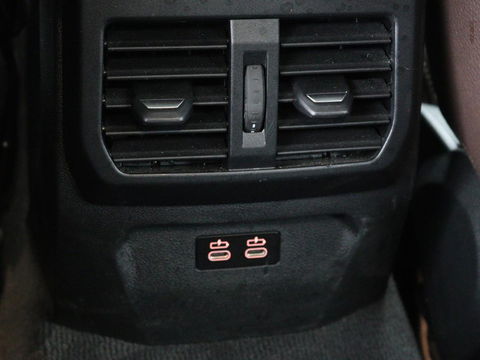 BMW 1-serie 118i Business Edition | Luxury Line | Panoramadak | Leder | Stoel & stuurverwarming | Camera | Carplay | Full LED | Live Cockpit | Navigatie | HiFi System | Parkeerhulp | Climate control