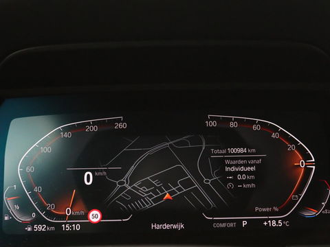 BMW 1-serie 118i Business Edition | Luxury Line | Panoramadak | Leder | Stoel & stuurverwarming | Camera | Carplay | Full LED | Live Cockpit | Navigatie | HiFi System | Parkeerhulp | Climate control