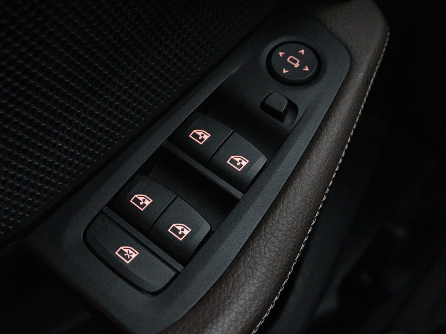 BMW 1-serie 118i Business Edition | Luxury Line | Panoramadak | Leder | Stoel & stuurverwarming | Camera | Carplay | Full LED | Live Cockpit | Navigatie | HiFi System | Parkeerhulp | Climate control