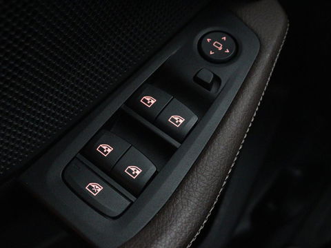 BMW 1-serie 118i Business Edition | Luxury Line | Panoramadak | Leder | Stoel & stuurverwarming | Camera | Carplay | Full LED | Live Cockpit | Navigatie | HiFi System | Parkeerhulp | Climate control