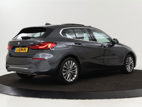 BMW 1-serie 118i Business Edition | Luxury Line | Panoramadak | Leder | Stoel & stuurverwarming | Camera | Carplay | Full LED | Live Cockpit | Navigatie | HiFi System | Parkeerhulp | Climate control