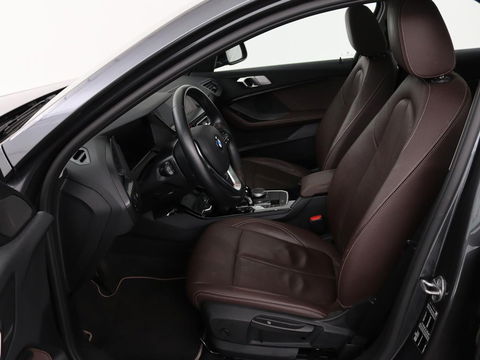 BMW 1-serie 118i Business Edition | Luxury Line | Panoramadak | Leder | Stoel & stuurverwarming | Camera | Carplay | Full LED | Live Cockpit | Navigatie | HiFi System | Parkeerhulp | Climate control