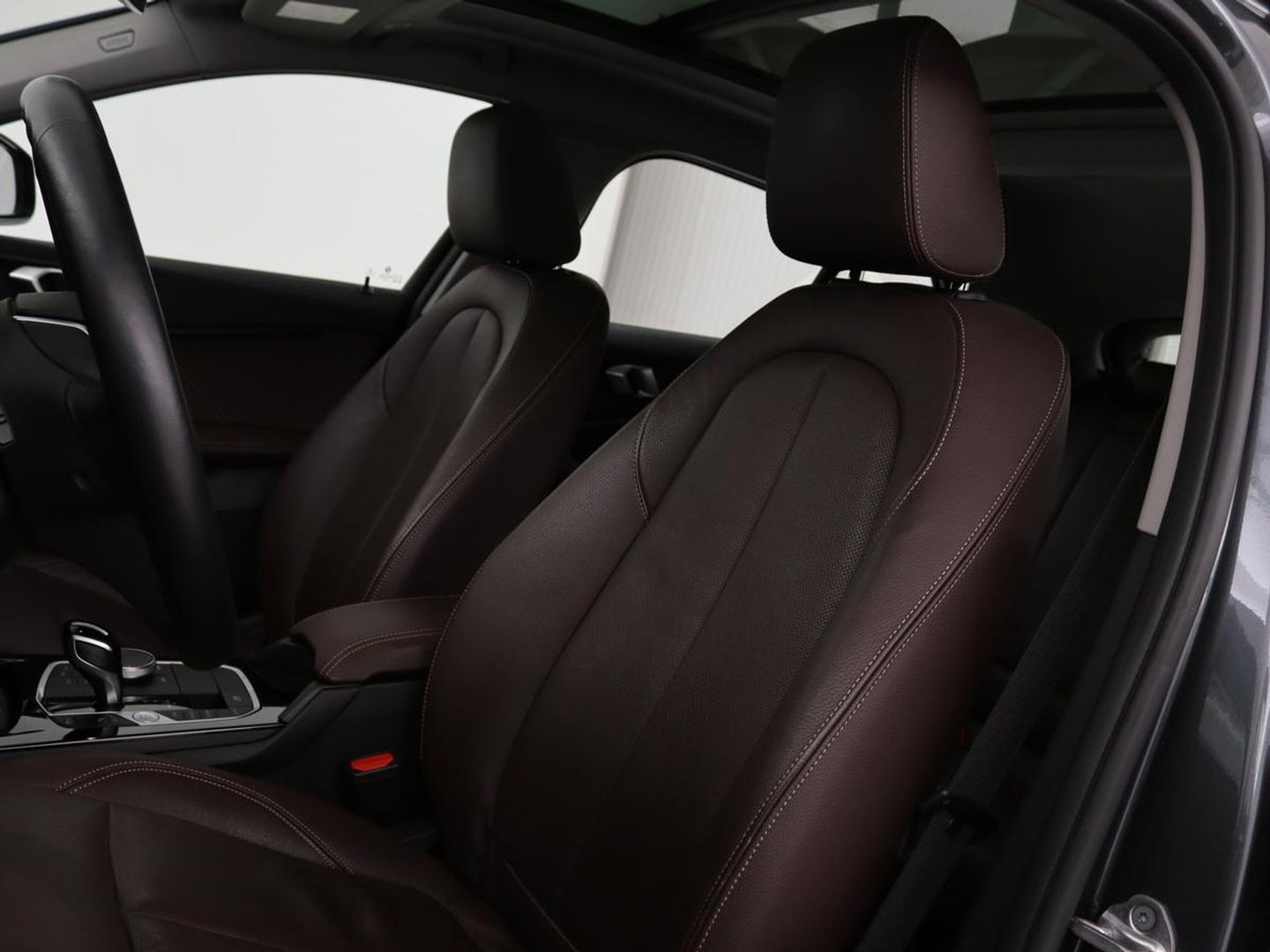 BMW 1-serie 118i Business Edition | Luxury Line | Panoramadak | Leder | Stoel & stuurverwarming | Camera | Carplay | Full LED | Live Cockpit | Navigatie | HiFi System | Parkeerhulp | Climate control