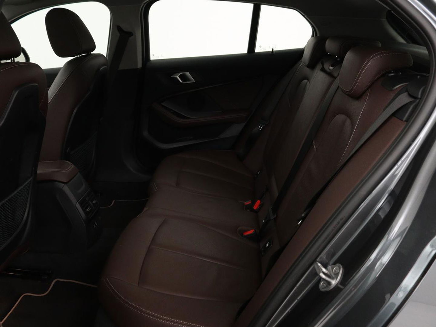 BMW 1-serie 118i Business Edition | Luxury Line | Panoramadak | Leder | Stoel & stuurverwarming | Camera | Carplay | Full LED | Live Cockpit | Navigatie | HiFi System | Parkeerhulp | Climate control