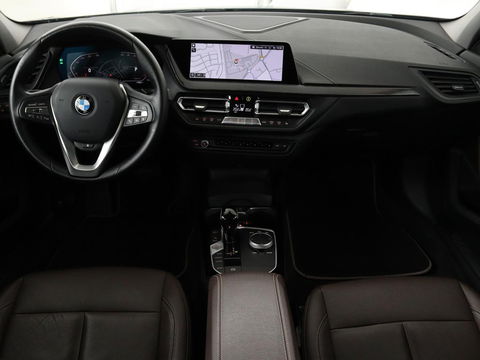 BMW 1-serie 118i Business Edition | Luxury Line | Panoramadak | Leder | Stoel & stuurverwarming | Camera | Carplay | Full LED | Live Cockpit | Navigatie | HiFi System | Parkeerhulp | Climate control