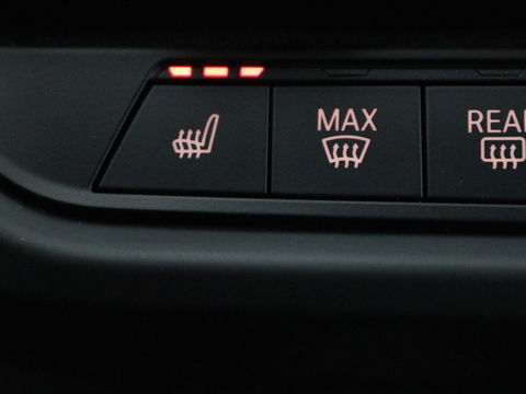 BMW 1-serie 118i Business Edition | Luxury Line | Panoramadak | Leder | Stoel & stuurverwarming | Camera | Carplay | Full LED | Live Cockpit | Navigatie | HiFi System | Parkeerhulp | Climate control