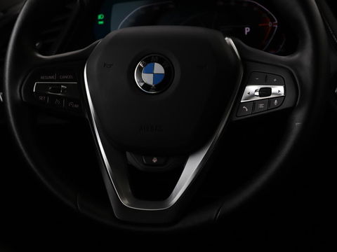 BMW 1-serie 118i Business Edition | Luxury Line | Panoramadak | Leder | Stoel & stuurverwarming | Camera | Carplay | Full LED | Live Cockpit | Navigatie | HiFi System | Parkeerhulp | Climate control