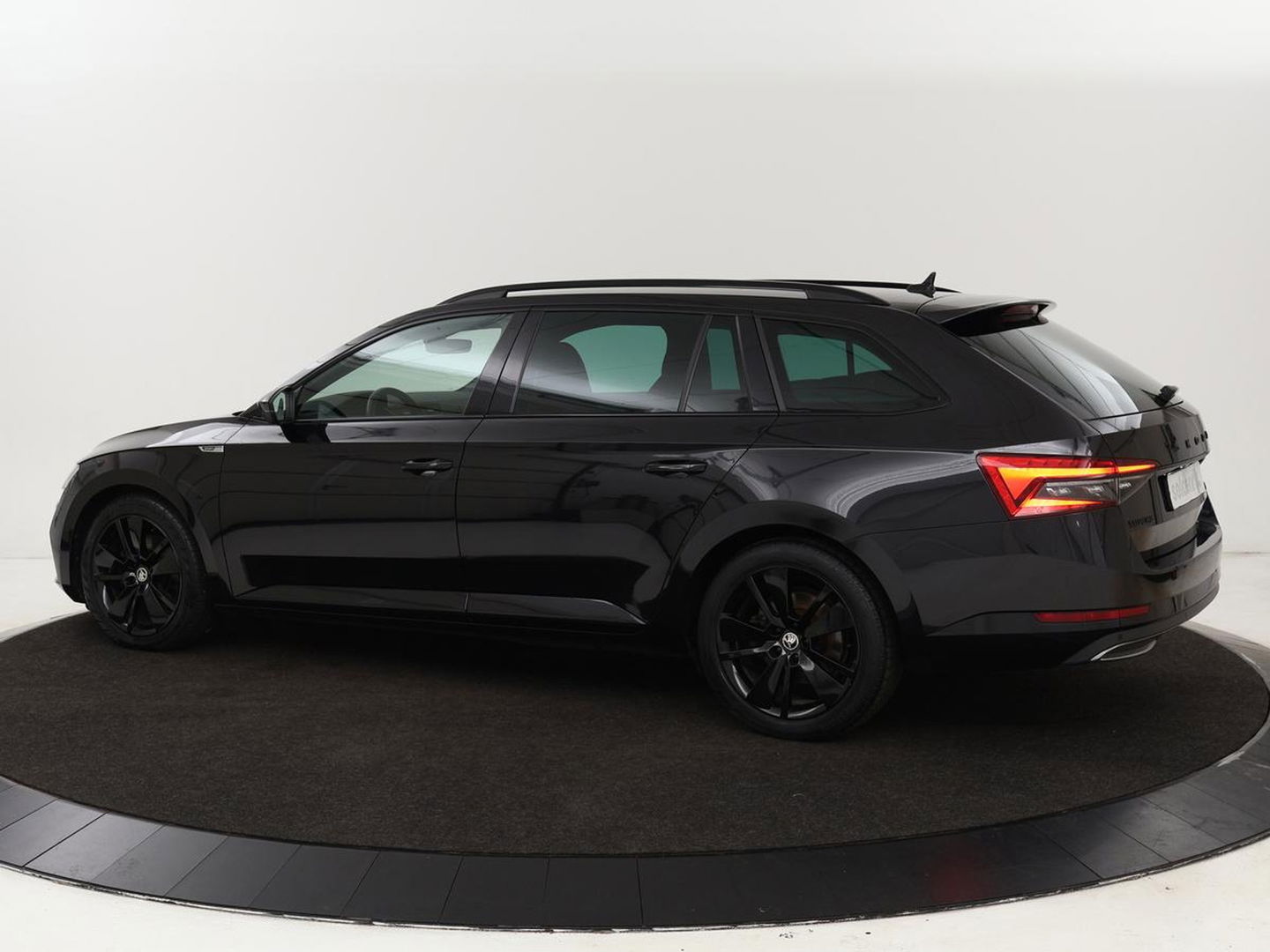 Škoda Superb 1.4 TSI iV Sportline | Leder/Alcantara | Stoel & stuurverwarming | Adaptive cruise | Matrix LED | Camera | Navigatie | Keyless | Carplay | Navigatie | Memory | Virtual Cockpit | PHEV
