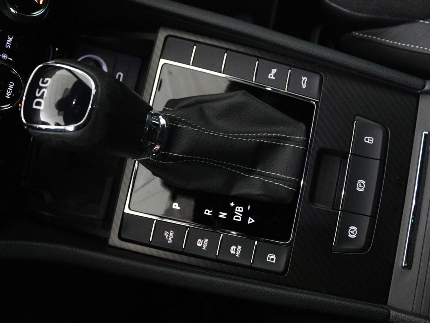 Škoda Superb 1.4 TSI iV Sportline | Leder/Alcantara | Stoel & stuurverwarming | Adaptive cruise | Matrix LED | Camera | Navigatie | Keyless | Carplay | Navigatie | Memory | Virtual Cockpit | PHEV