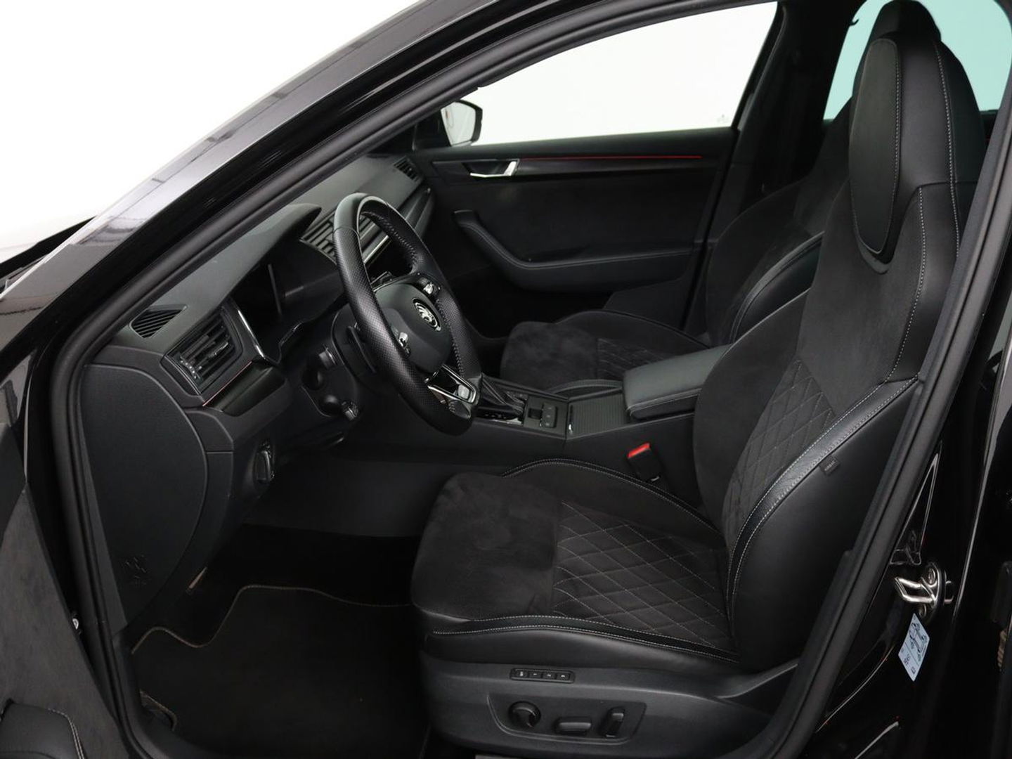 Škoda Superb 1.4 TSI iV Sportline | Leder/Alcantara | Stoel & stuurverwarming | Adaptive cruise | Matrix LED | Camera | Navigatie | Keyless | Carplay | Navigatie | Memory | Virtual Cockpit | PHEV
