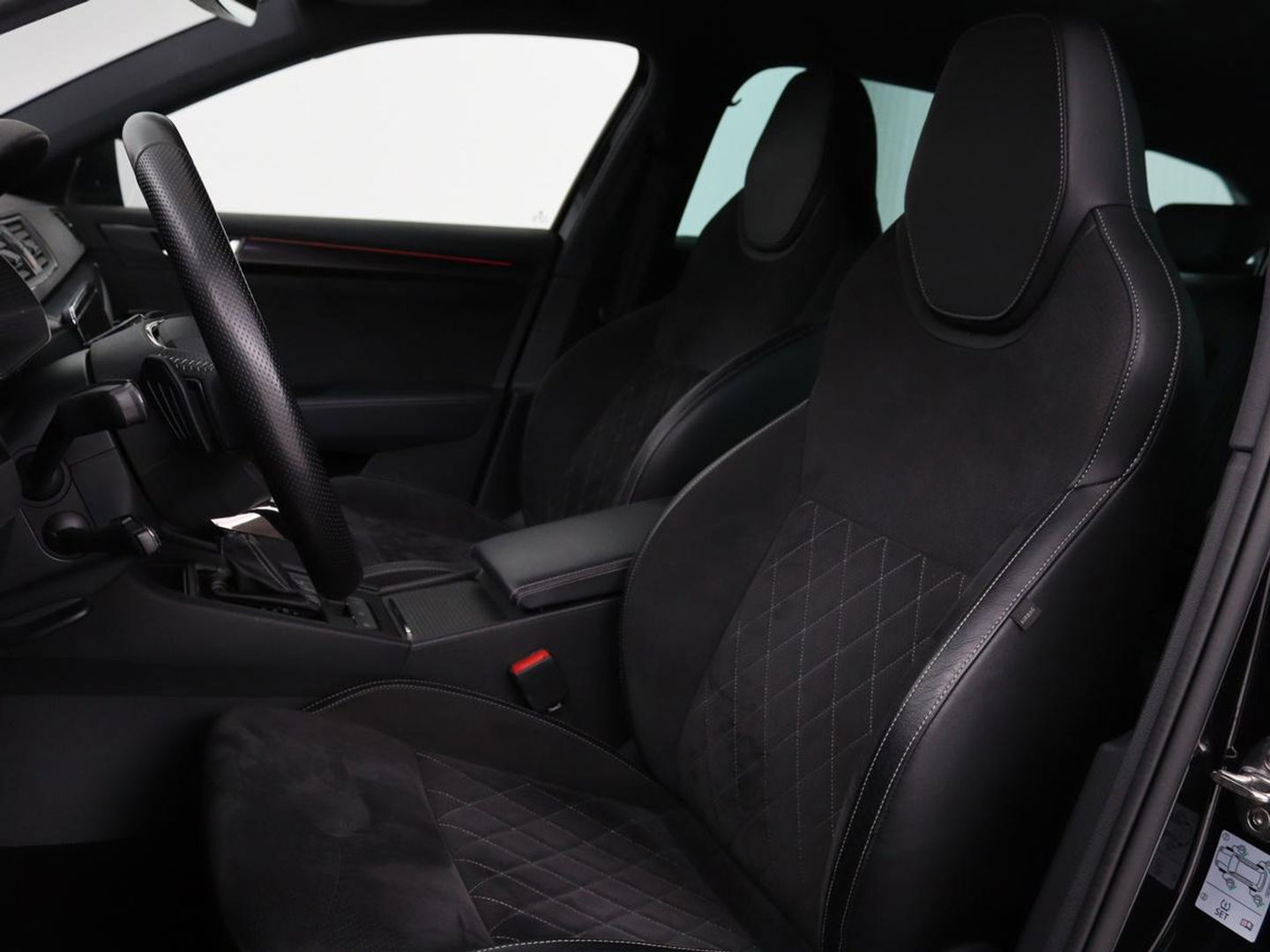Škoda Superb 1.4 TSI iV Sportline | Leder/Alcantara | Stoel & stuurverwarming | Adaptive cruise | Matrix LED | Camera | Navigatie | Keyless | Carplay | Navigatie | Memory | Virtual Cockpit | PHEV