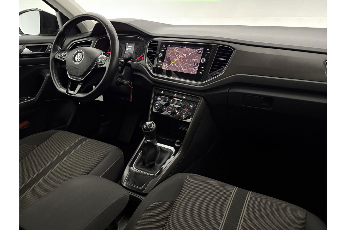 Volkswagen T-Roc TSI Style Business Camera Carplay LED Trekhaak Adaptive-Cruise Clima Navi PDC 16"LMV