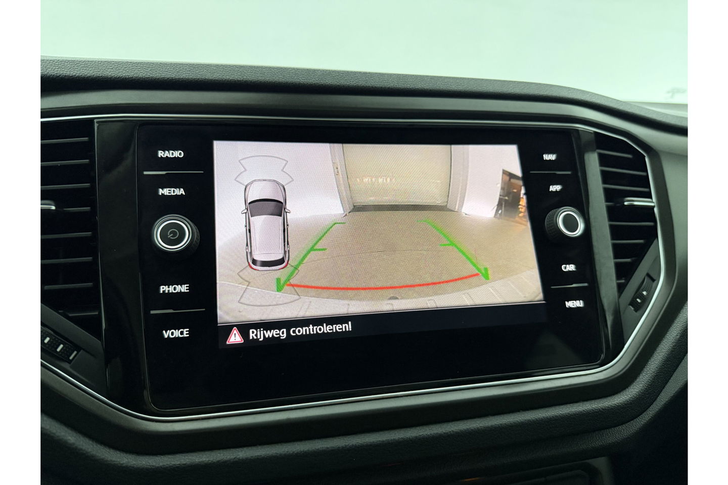 Volkswagen T-Roc TSI Style Business Camera Carplay LED Trekhaak Adaptive-Cruise Clima Navi PDC 16"LMV